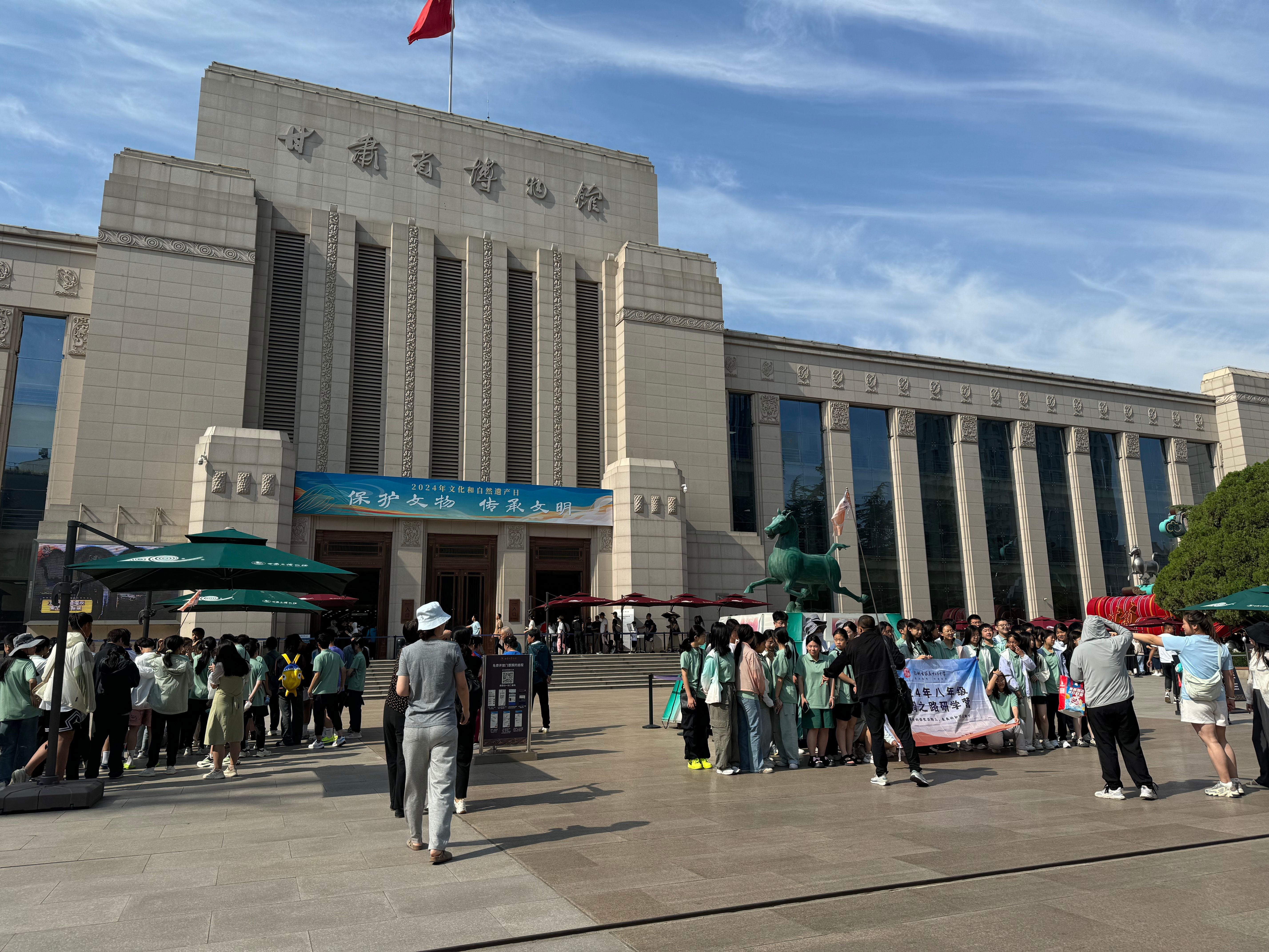 元境外游学团孩子们“坐在路边玩手机”凯发app网站暑期研学游被吐槽：6万(图8)