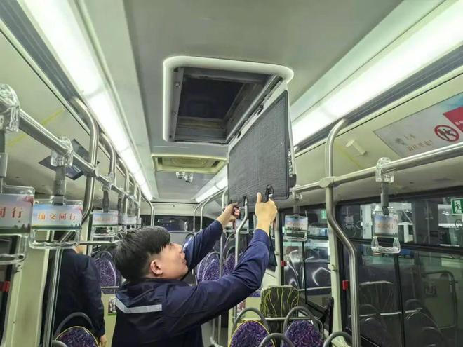 定能坐上凉爽的公交车原因是……k8凯发国际天气逐步变热但您一(图5)